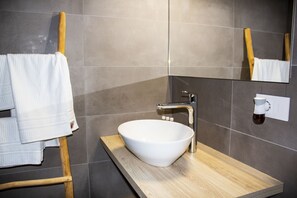 Dusche, Haartrockner, Bidet, Handtücher