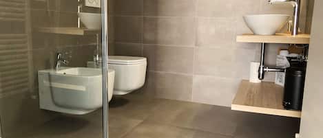 تجهيزات دش، مجففات شعر، مراحيض شطف، مناشف