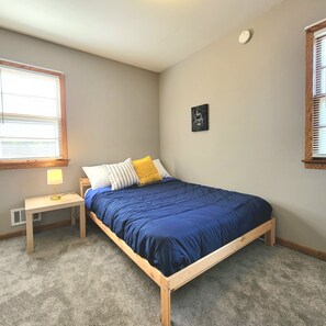 3 bedrooms, free WiFi, bed sheets - Cozy Home in Quiet Neighborhood, Close to Downtown! (Minneapolis)
