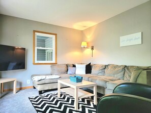 TV - Cozy Home in Quiet Neighborhood, Close to Downtown! (Minneapolis)