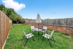 Outdoor dining - Central House • Free Parking • Pool Table • Virgin TV • Fast WiFi • Spacious Garden • Yoko Property (Northampton)