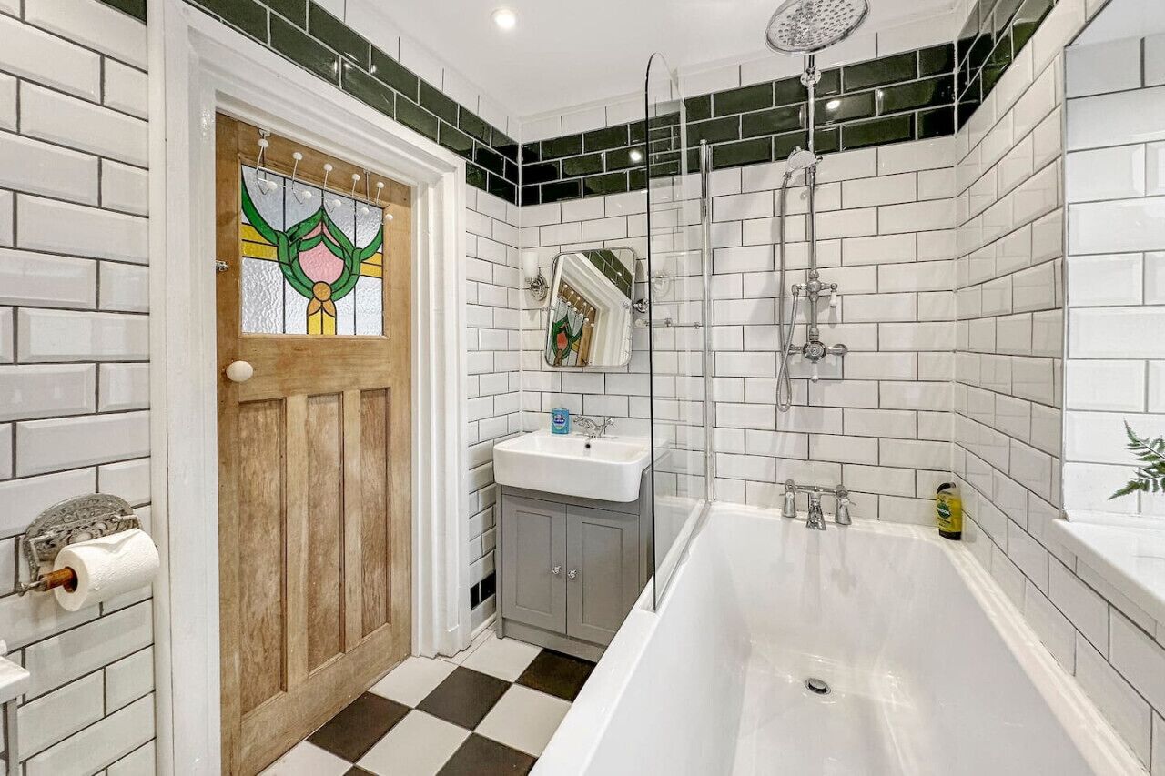 Combined shower/tub, hair dryer, towels