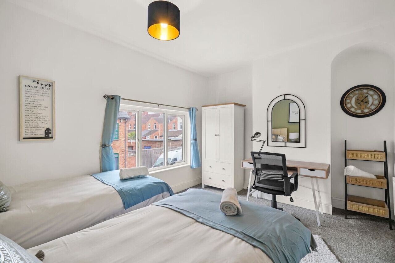 3 bedrooms, desk, iron/ironing board, travel crib
