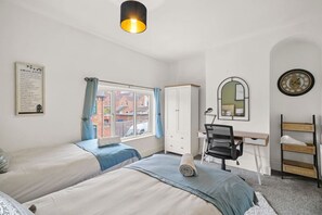 3 bedrooms, desk, iron/ironing board, travel cot - Central House • Free Parking • Pool Table • Virgin TV • Fast WiFi • Spacious Garden • Yoko Property (Northampton)