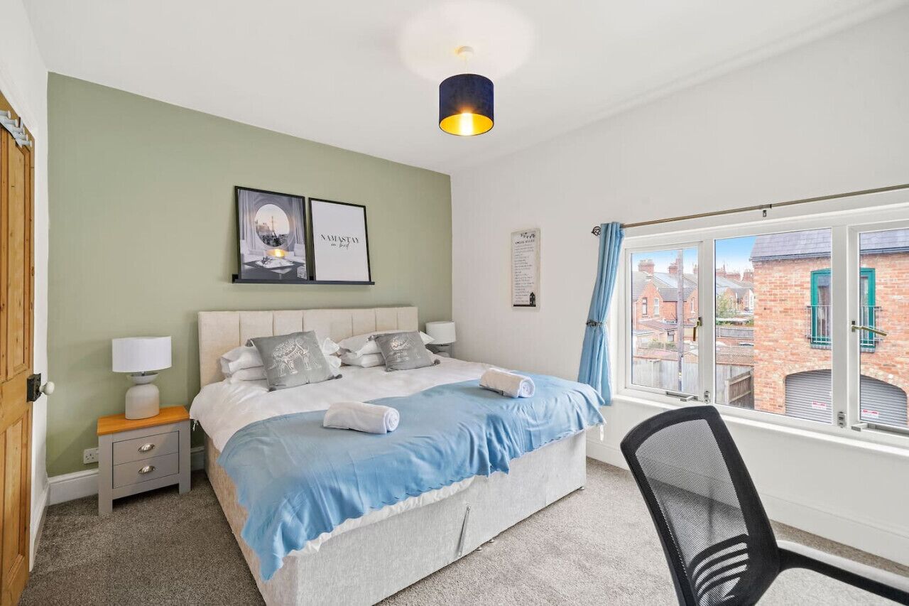 3 bedrooms, desk, iron/ironing board, travel cot
