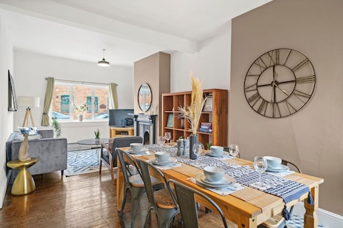Central House • Free Parking • Pool Table • Virgin TV • Fast WiFi • Spacious Garden • Yoko Property