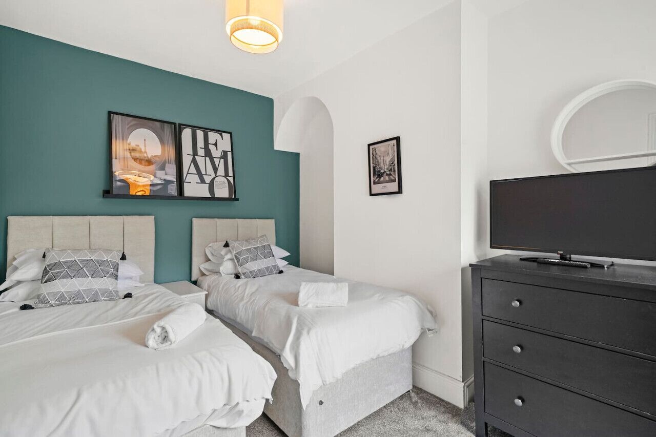 3 bedrooms, desk, iron/ironing board, travel cot