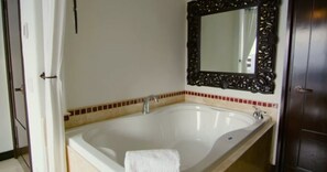 Regadera, tina de hidromasaje, secadora de cabello, toallas