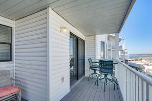 Property grounds - Relax Poolside! Lake-View Retreat in Osage Beach (Osage Beach)