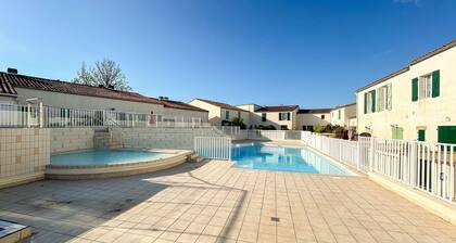 Pretty house in residence with swimming pool