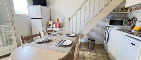 Fridge, microwave, dishwasher, cookware/dishes/utensils