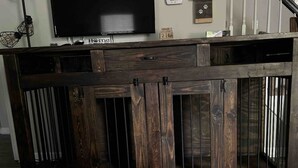 Un bar rustique en bois avec un téléviseur fixé au-dessus.