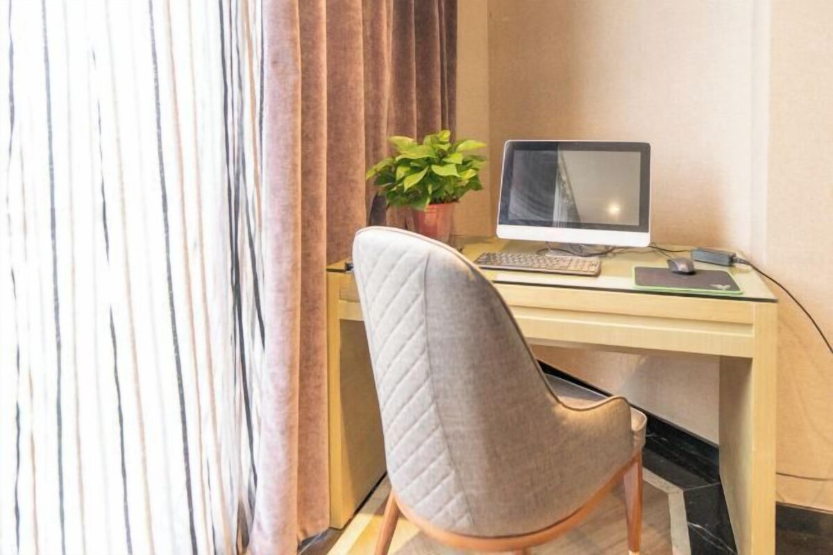 Un espacio de oficina moderno con un escritorio, una computadora y una silla.