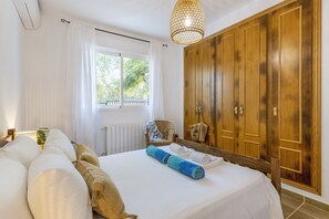 3 bedrooms, iron/ironing board, free WiFi, bed sheets