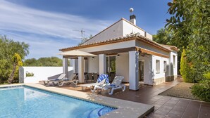 A modern villa with a swimming pool, outdoor seating, and a garden. - Casa de los Sueños (Javea / Xàbia)