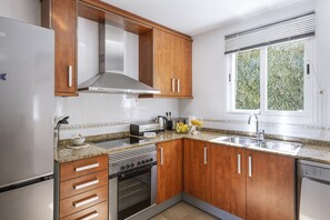 Een koelkast, een microgolfoven, een oven, een vaatwasser