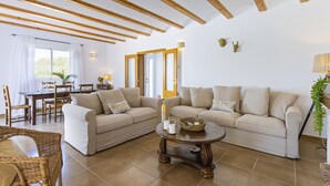 A spacious living area with two sofas, a dining table, and a coffee table. - Casa de los Sueños (Javea / Xàbia)