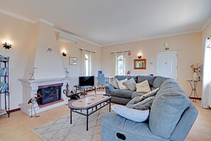 Fernseher, Kamin, Tischtennisplatte