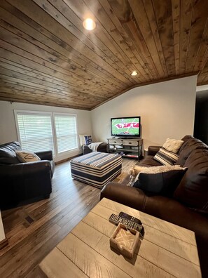 TV a schermo piatto, caminetto