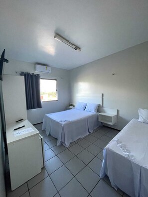 Desk, laptop workspace, free WiFi, bed sheets - Pousada Alvorada (Ubajara)