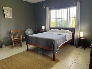 3 bedrooms, premium bedding, desk, laptop workspace - Warrie Head House near the Zoo (La Democracia)