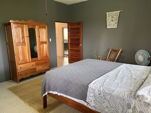 Warrie Head Zoo House | 3 bedrooms, premium bedding, desk, laptop workspace - Warrie Head House near the Zoo (La Democracia)