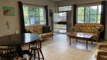 Warrie Head Zoo House | Living area