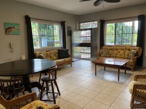 Warrie Head Zoo House | Living area - Warrie Head House near the Zoo (La Democracia)