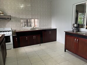 Warrie Head Zoo House | Private kitchen | Full-sized fridge, microwave, oven, stovetop - Warrie Head House near the Zoo (La Democracia)