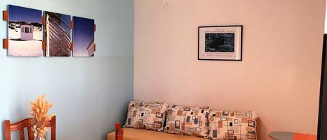 Una televisión, una mesa de tenis de mesa