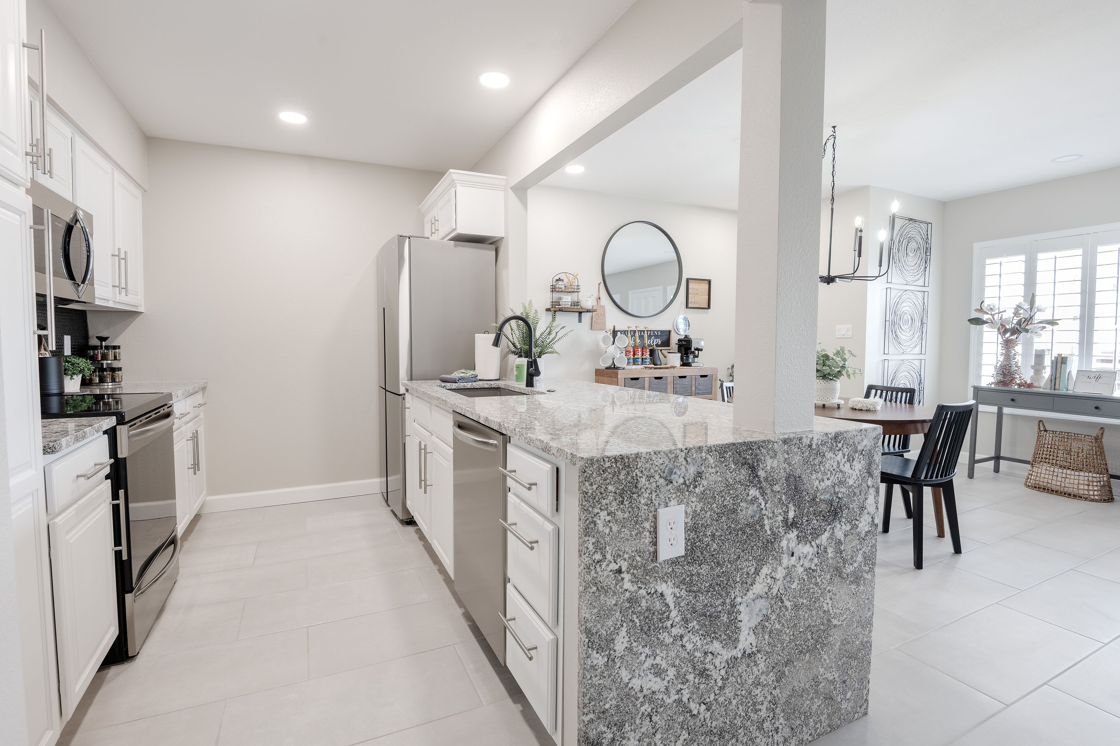 冷蔵庫、電子レンジ、オーブン、コンロ