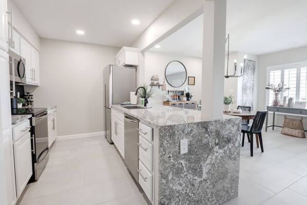 Refrigerador, microondas, horno y parrilla de estufa 