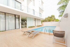 Outdoor pool - Accra Luxury Apartments at Pine Court (Accra)