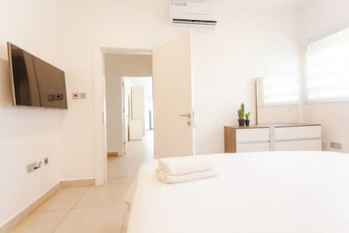 Exclusive Apartment, 1 Bedroom, Ensuite, Executive Level | Individually furnished, iron/ironing board, free cribs/infant beds