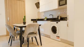 Full-sized fridge, microwave, oven, stovetop