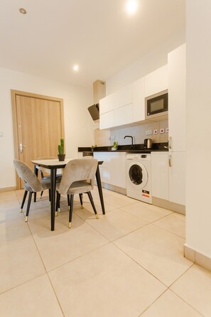 Full-size fridge, microwave, oven, stovetop