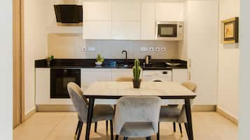 Exclusive Apartment, 2 Bedrooms, Patio, City View | In-room dining