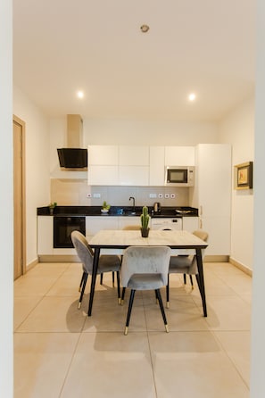 Exclusive Apartment, 2 Bedrooms, Patio, City View | In-room dining
