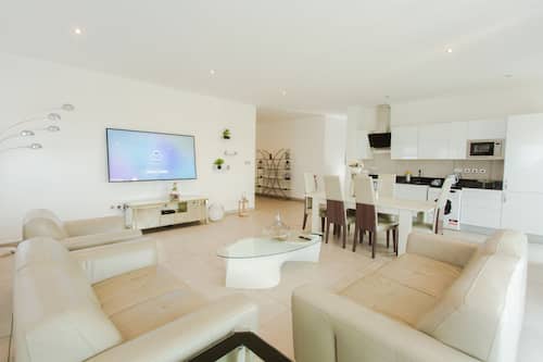 Executive Apartment, 3 Bedrooms, Patio, City View | Living area
