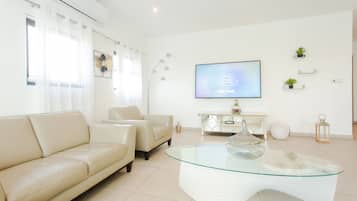 Executive appartement, 3 slaapkamers, terras, uitzicht op de stad | Woonruimte | Een 52-inch flatscreentelevisie met kabelzenders en televisie