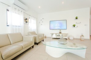 Apartemen Eksekutif, 3 kamar tidur, patio, pemandangan kota | Area keluarga | Televisi layar datar 52-inci dengan saluran TV kabel dan TV