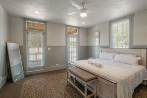 2 slaapkamers, een bureau, een strijkplank/strijkijzer, wifi (toeslag)