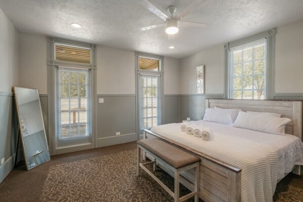 2 bedrooms, desk, iron/ironing board, WiFi