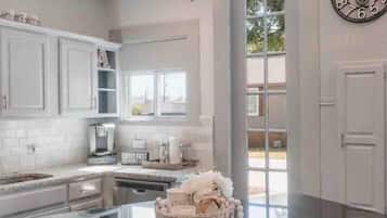 Kylskåp, mikrovågsugn, ugn och spishäll