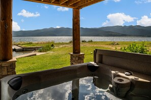 Outdoor spa tub - Kings Cabin (West Yellowstone)