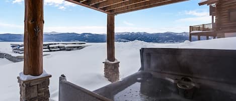 Family House | Private spa tub