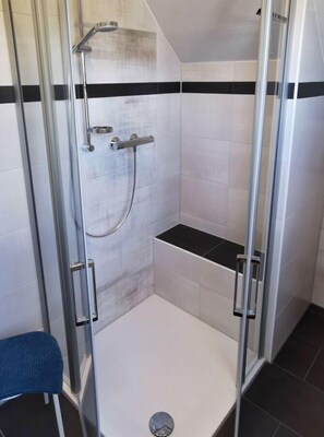 Dusche, Haartrockner, Handtücher, Seife