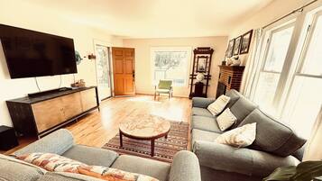 Smart-tv, een open haard, boeken en een stereo