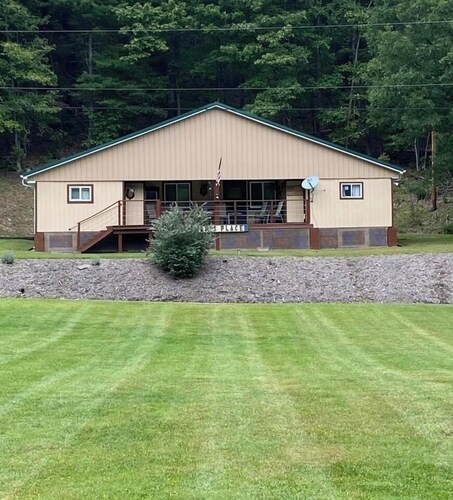 Private family lodge on 42 serene acres- 15 minutes to Penn State- Centre County