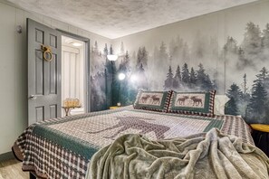 1 bedroom, desk, iron/ironing board, WiFi - Moose Theme Suite King Bed & Private Hot Tub (Gatlinburg)